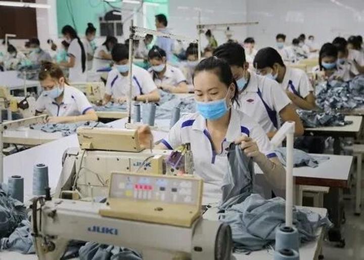 Trong một đoạn video diễn hài gần đây, Bi Béo- con trai của NSND, Cục trưởng